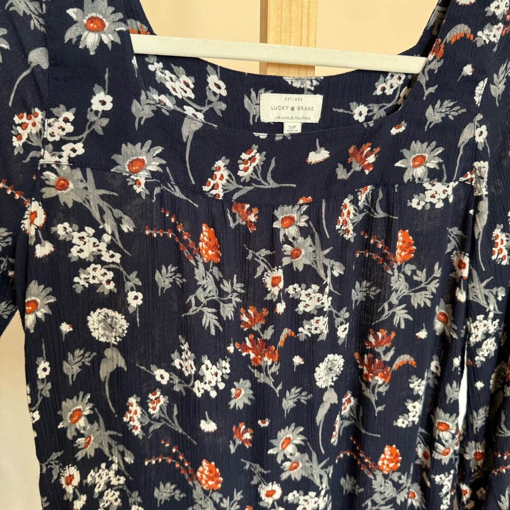 🍀Lucky Brand Smocked Square Neck Top Small *EUC! Navy/Floral - Picture 2 of 7